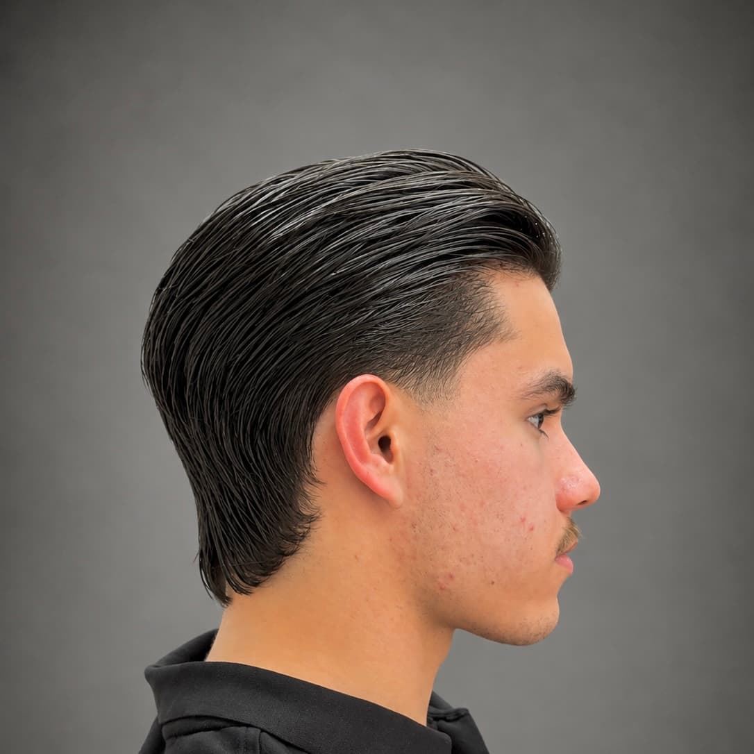 Perfil de cabelo penteado para trás com pomada, laterais curtas e comprimento na nuca
